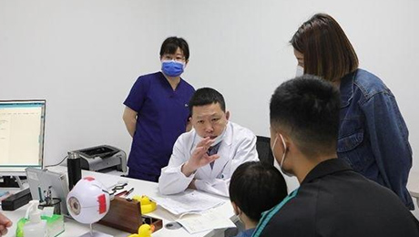 李宁东在北京普祥眼科医院进行疑难病例会诊